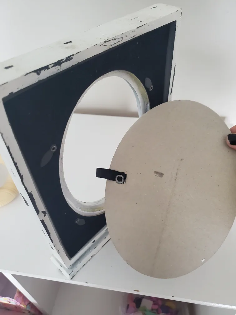 White Distressed Picture Frame image indicator(5)