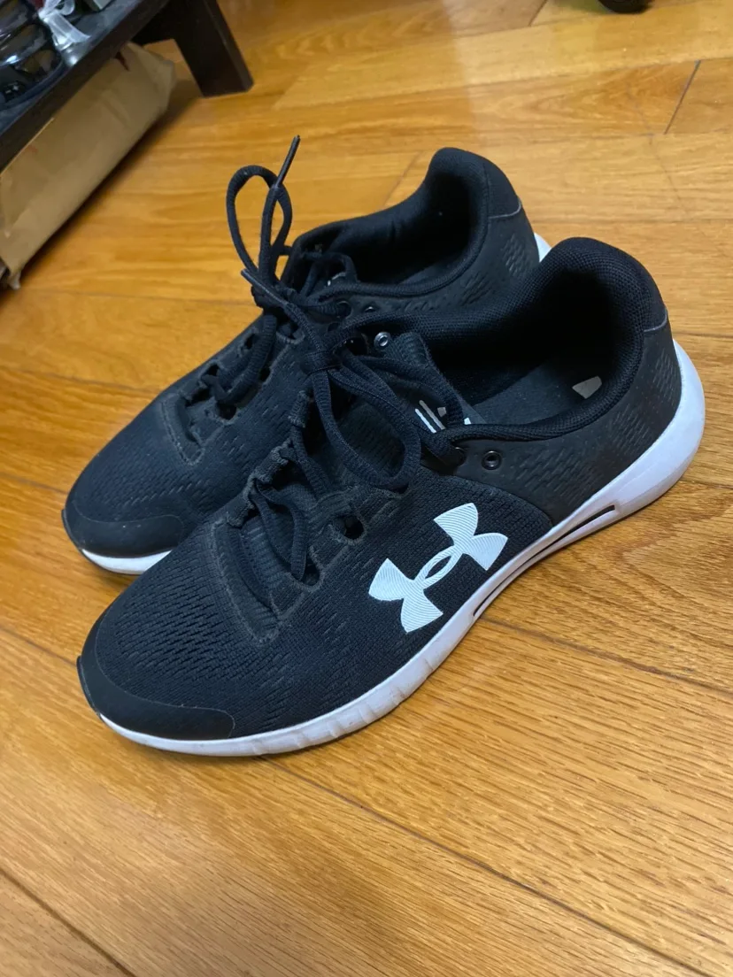 Under Armour Running Shoes (size 8.5) image indicator(3)