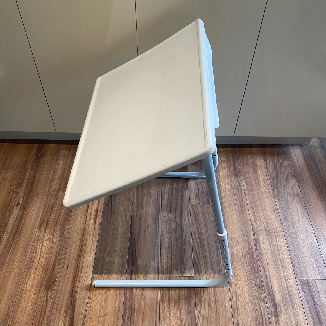 White Adjustable Lap Desk image indicator(4)