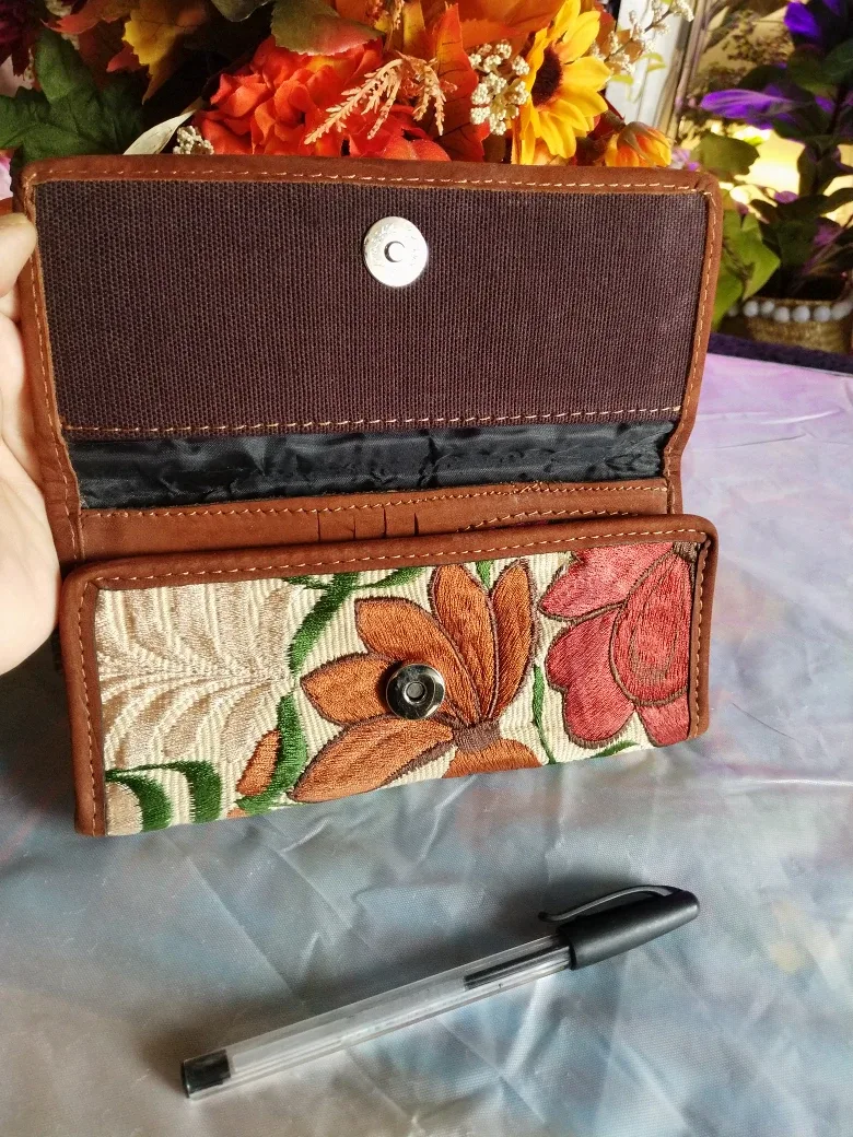 🎃🍁 #freecycle ~ Embroidered Leather Wallet image indicator(6)