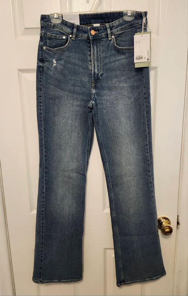 New H&M Bootcut/Flare High Jeans - Size 8 image indicator(4)
