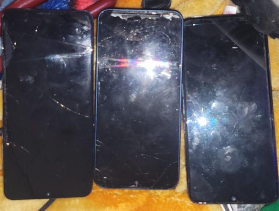 bunch of phones for repair - photo 2