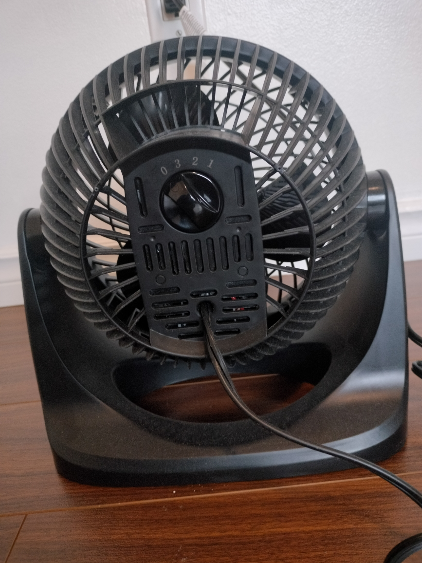 Amazon Basics Small Desk Fan - photo 2