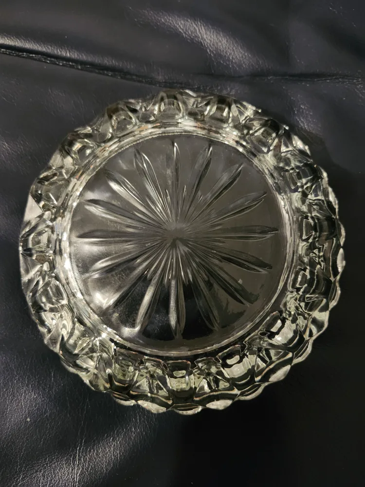 Daisy Pattern Glass Ashtray image indicator(2)