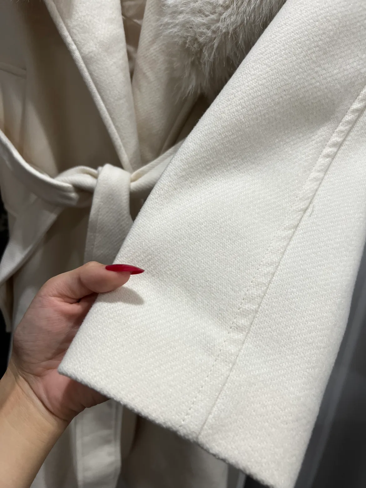 White Faux Fur Collar Coat image indicator(5)