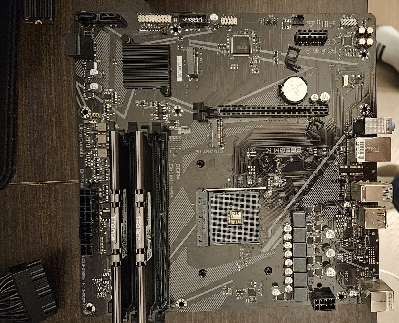 Gigabyte B550M K M-ATX motherboard & 2×8GB DDR4 RAM (3200Mhz) - photo 2