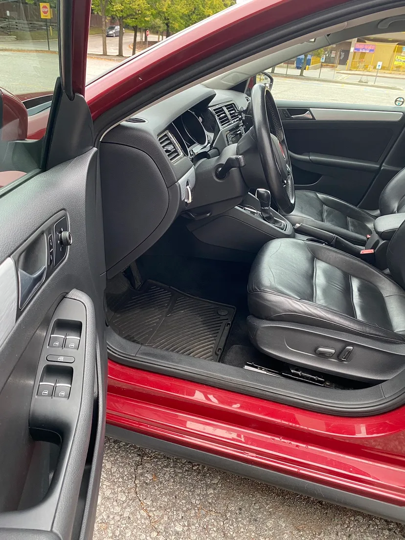 2016 Volkswagen Jetta Hybird $15,500 image indicator(7)