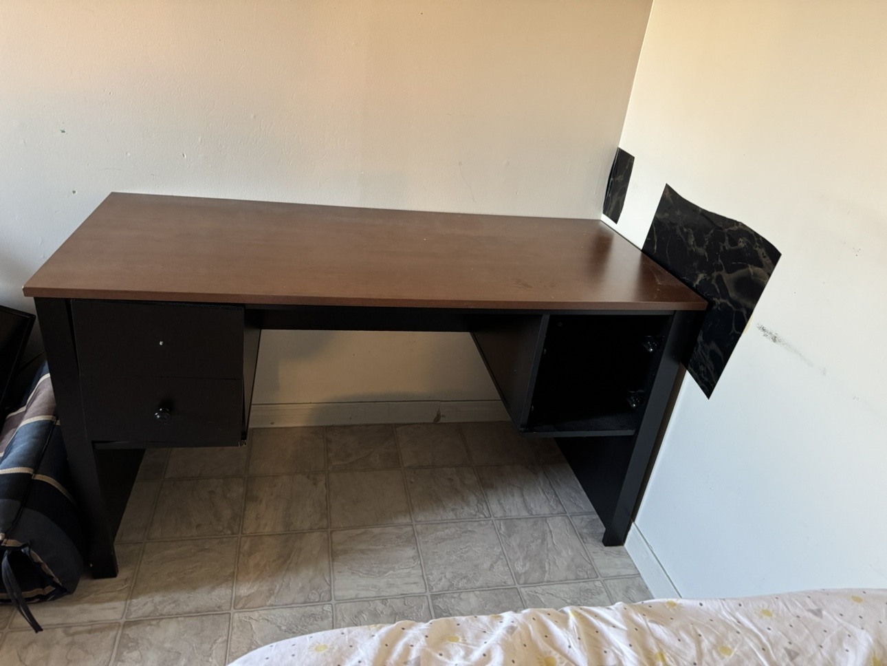 Desk - photo 2