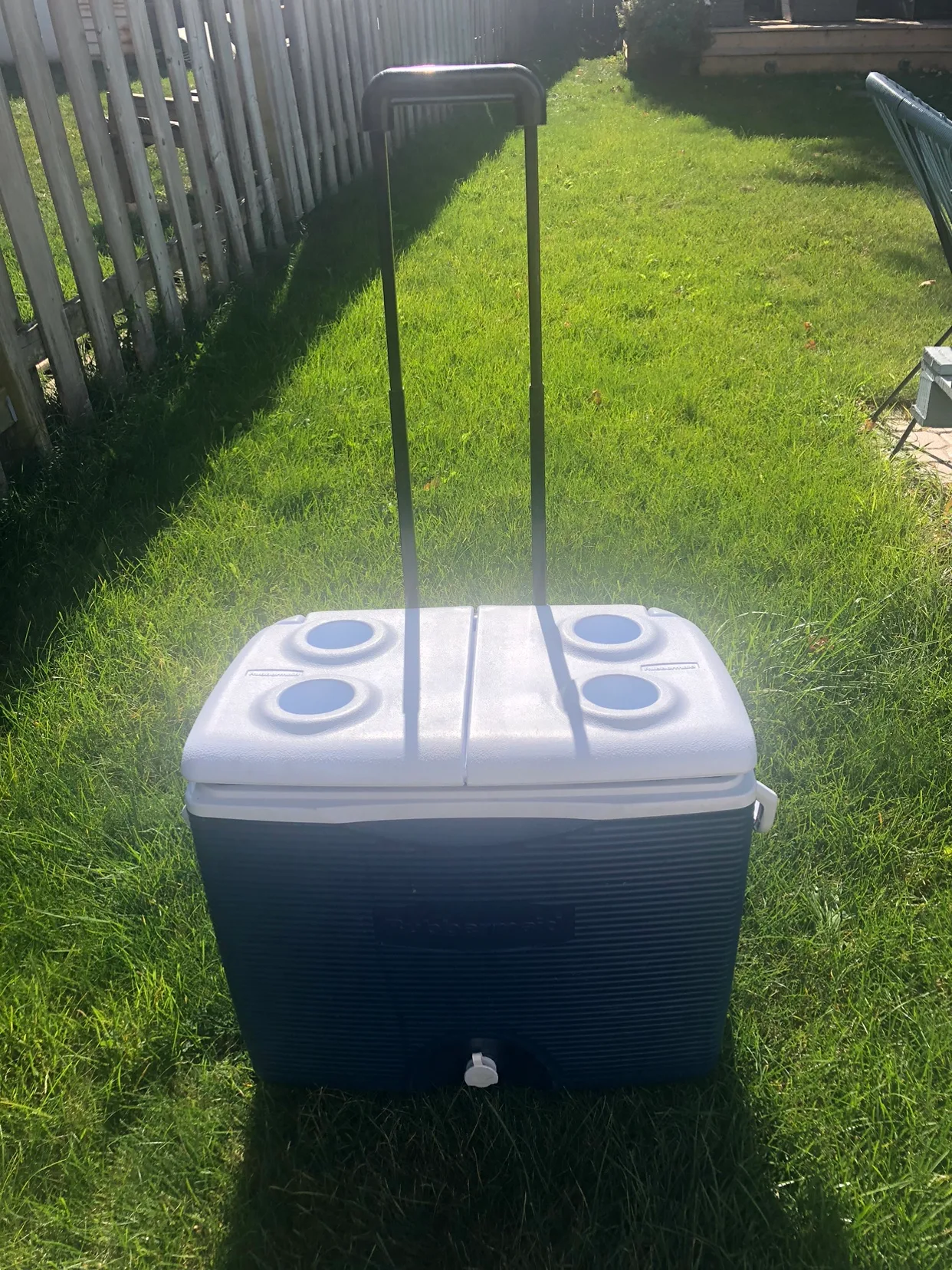 Rubbermaid Rolling Cooler image indicator(3)