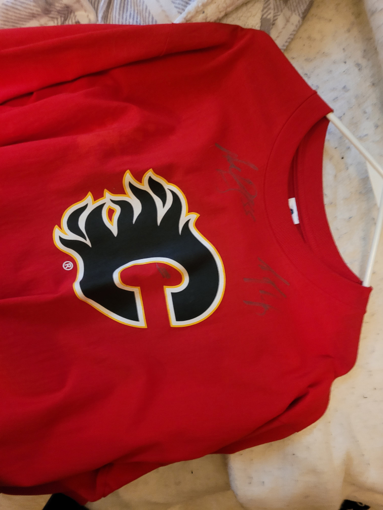 Calgary Flames Signed T-Shirt - photo 4