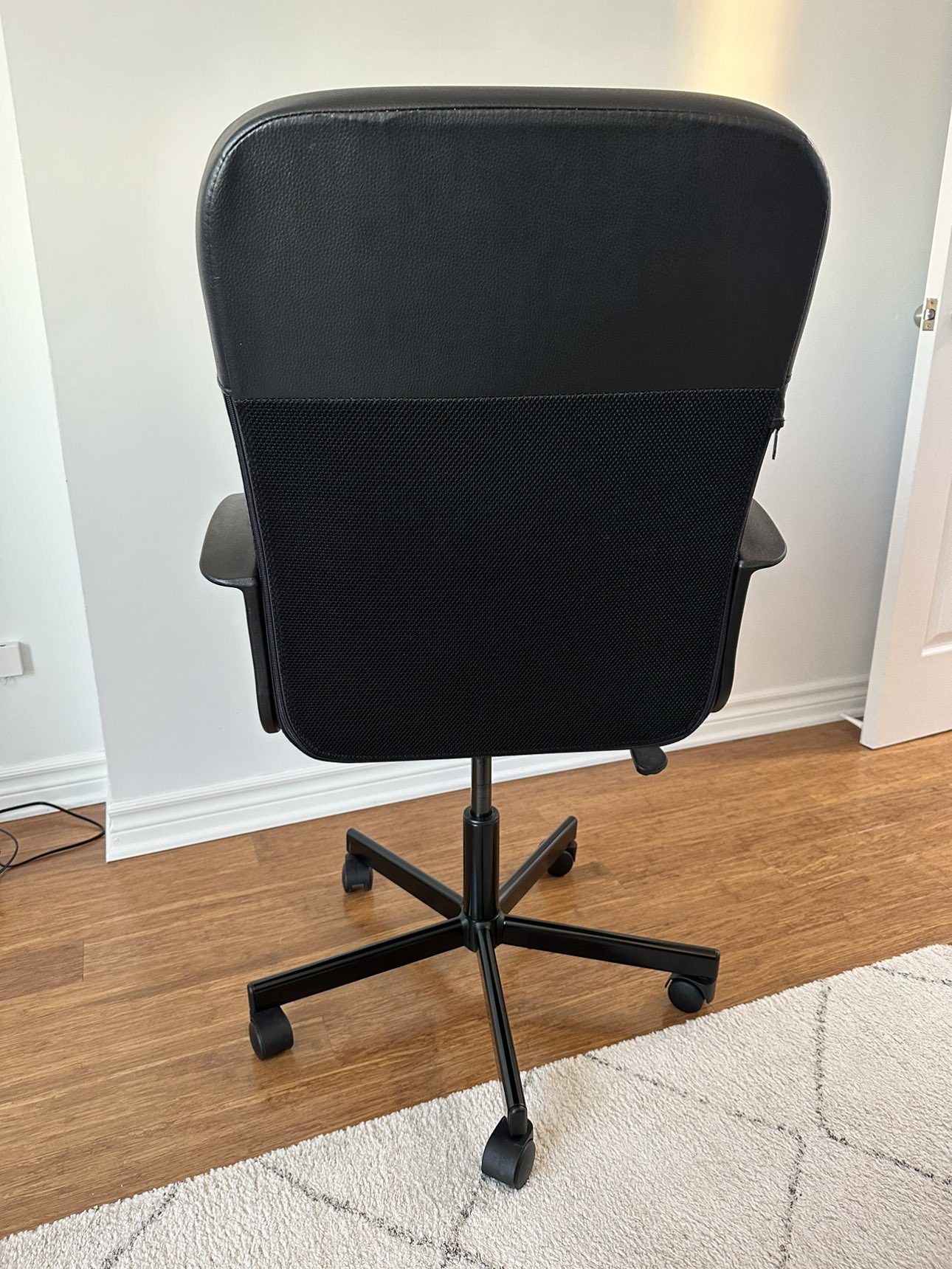 Black office chair - photo 4