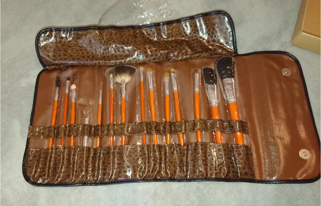 Makeup Brush Set with Case image indicator(2)