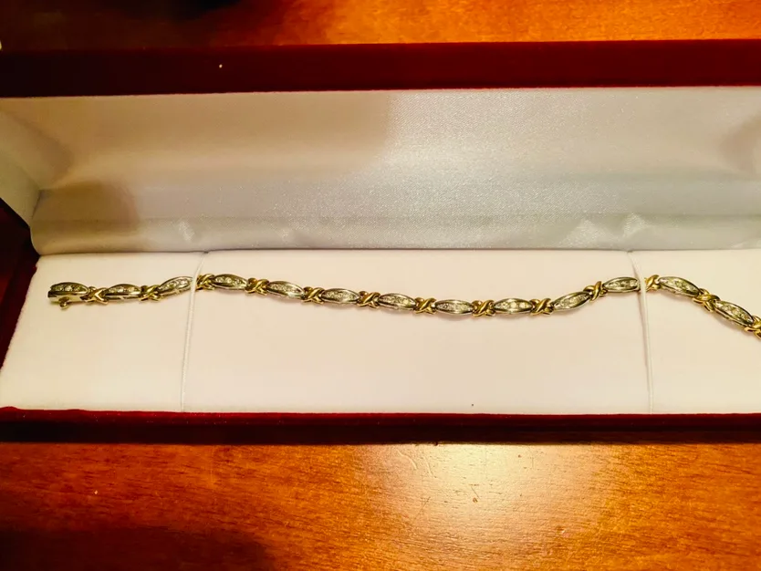 Give her the gift of a Diamond Tennis Bracelet! thumbnail