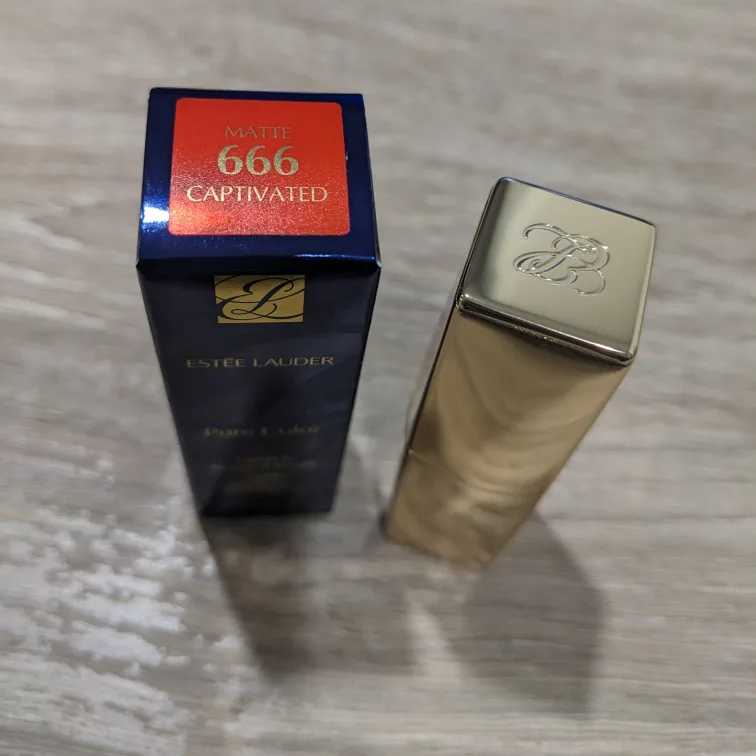 Brand NEW Estée Lauder Pure Color Lipstick image indicator(2)