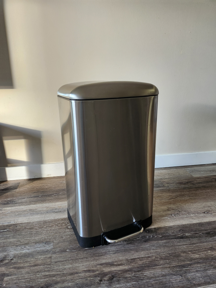 Amazon Basics 40L Trash Can with Steel Bar Pedal - photo 2