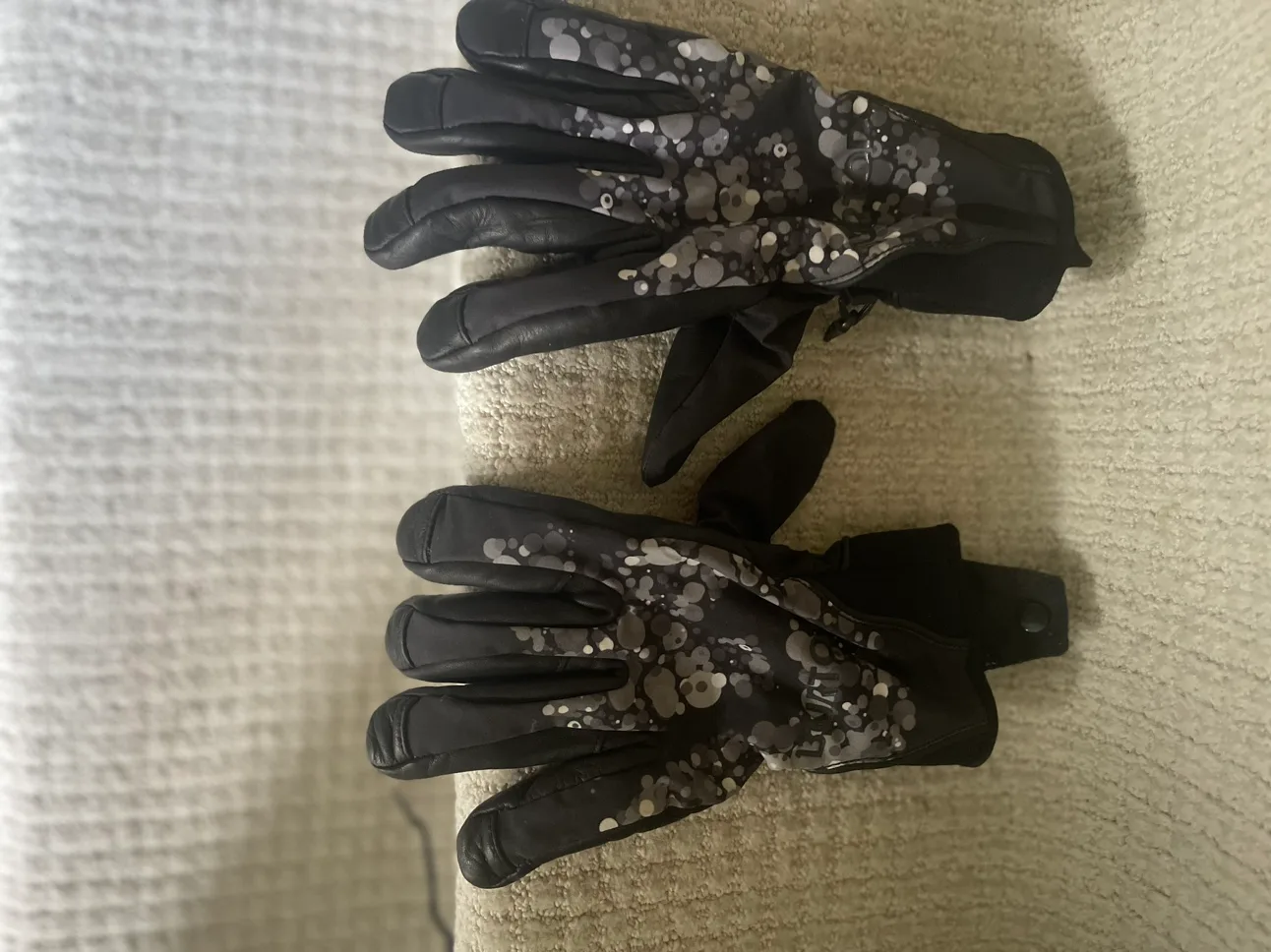 Outdoor Research Women's Black and White Gloves image indicator(2)