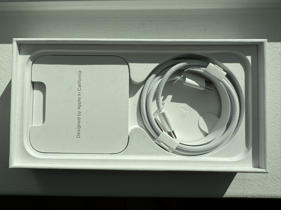 Like New iPhone 15 Pro with MagaSafe Case - photo 4