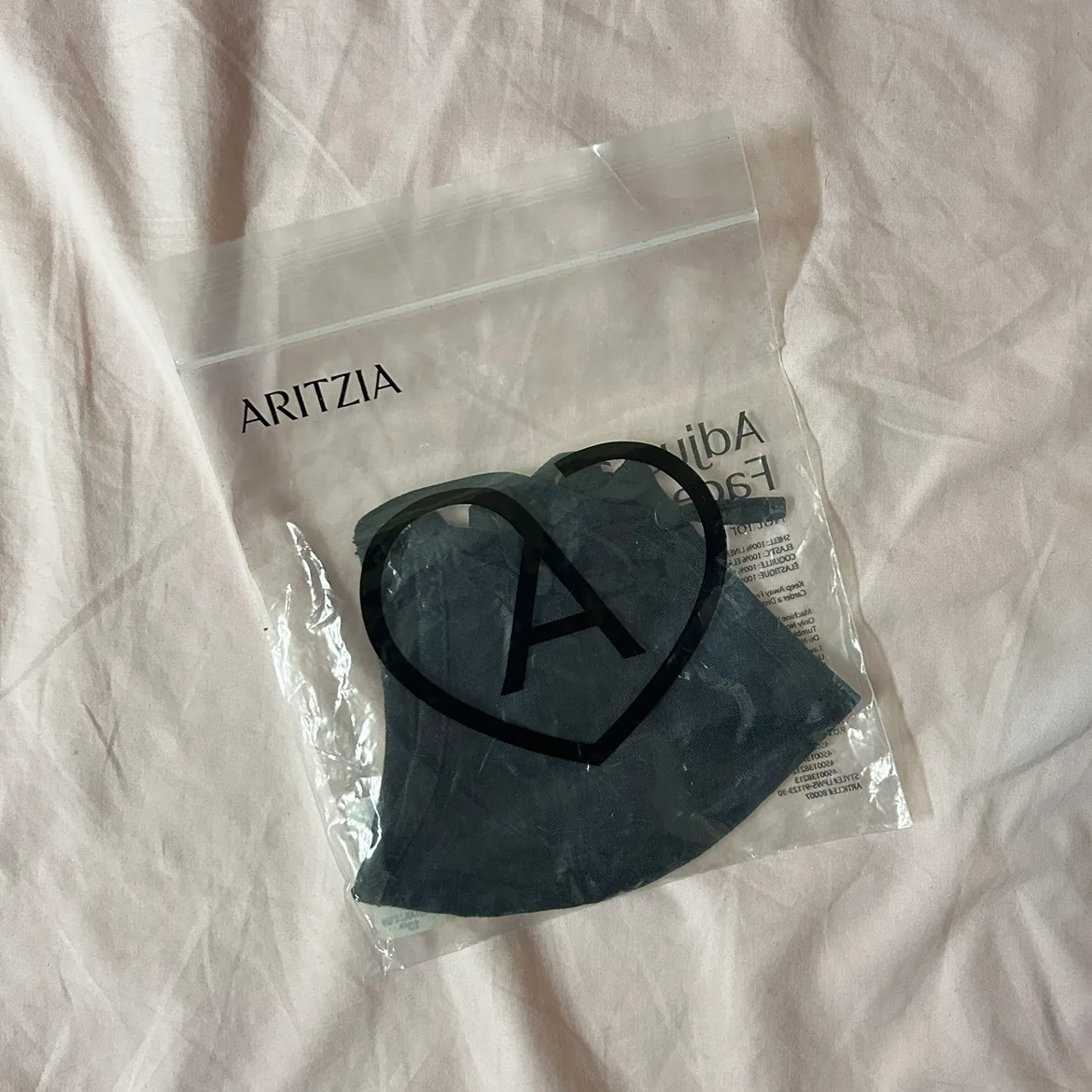 Aritzia Adjustable Face Mask image indicator(2)