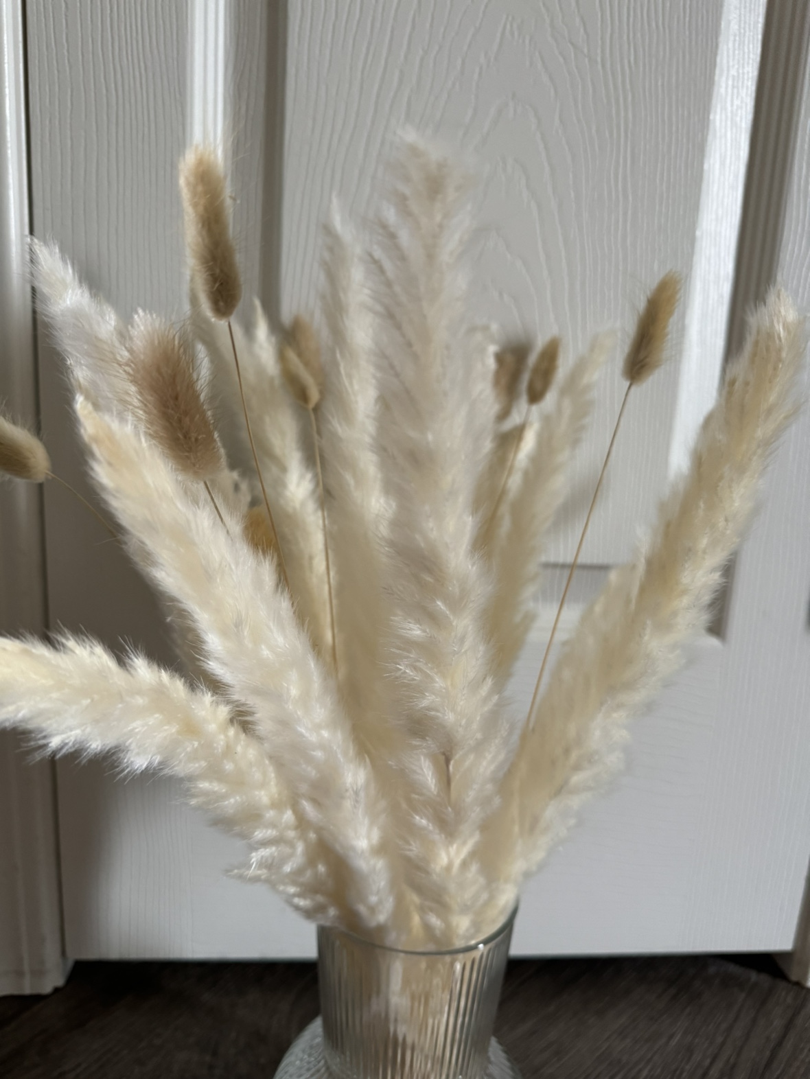 Very fluffy All white Pampas arrangement with glass vase - photo 2