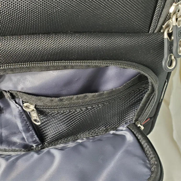 SwissGear Rolling Carry-On Suitcase image indicator(10)