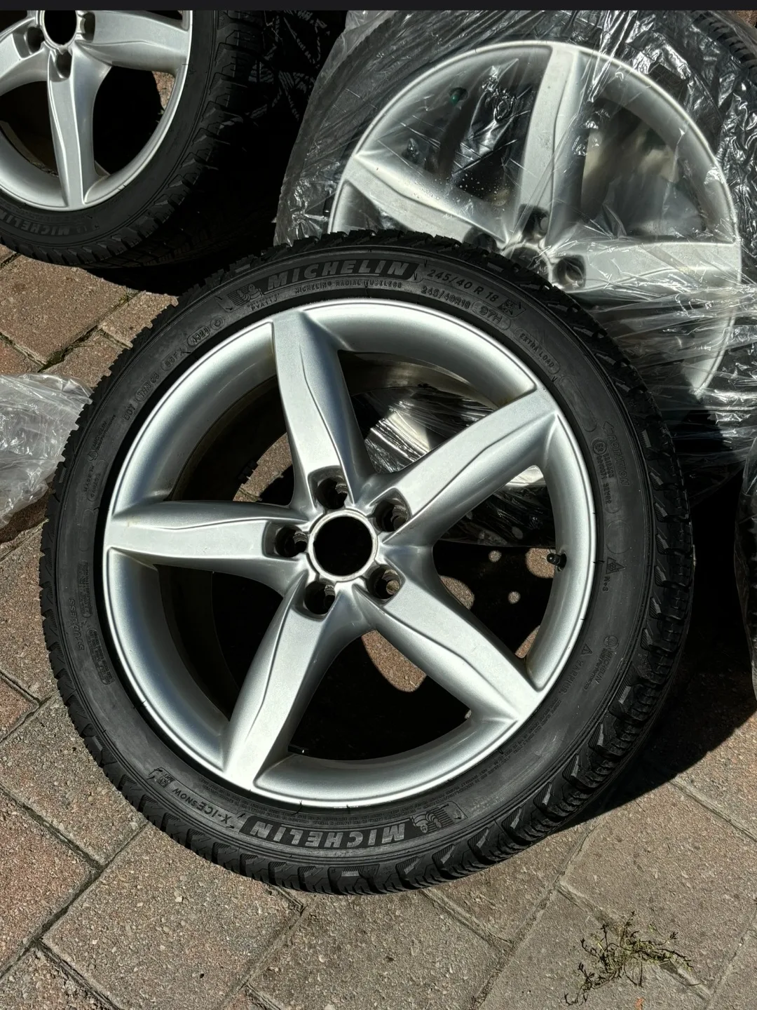 Michelin Tires with Rims 245/40/18 like new image indicator(4)