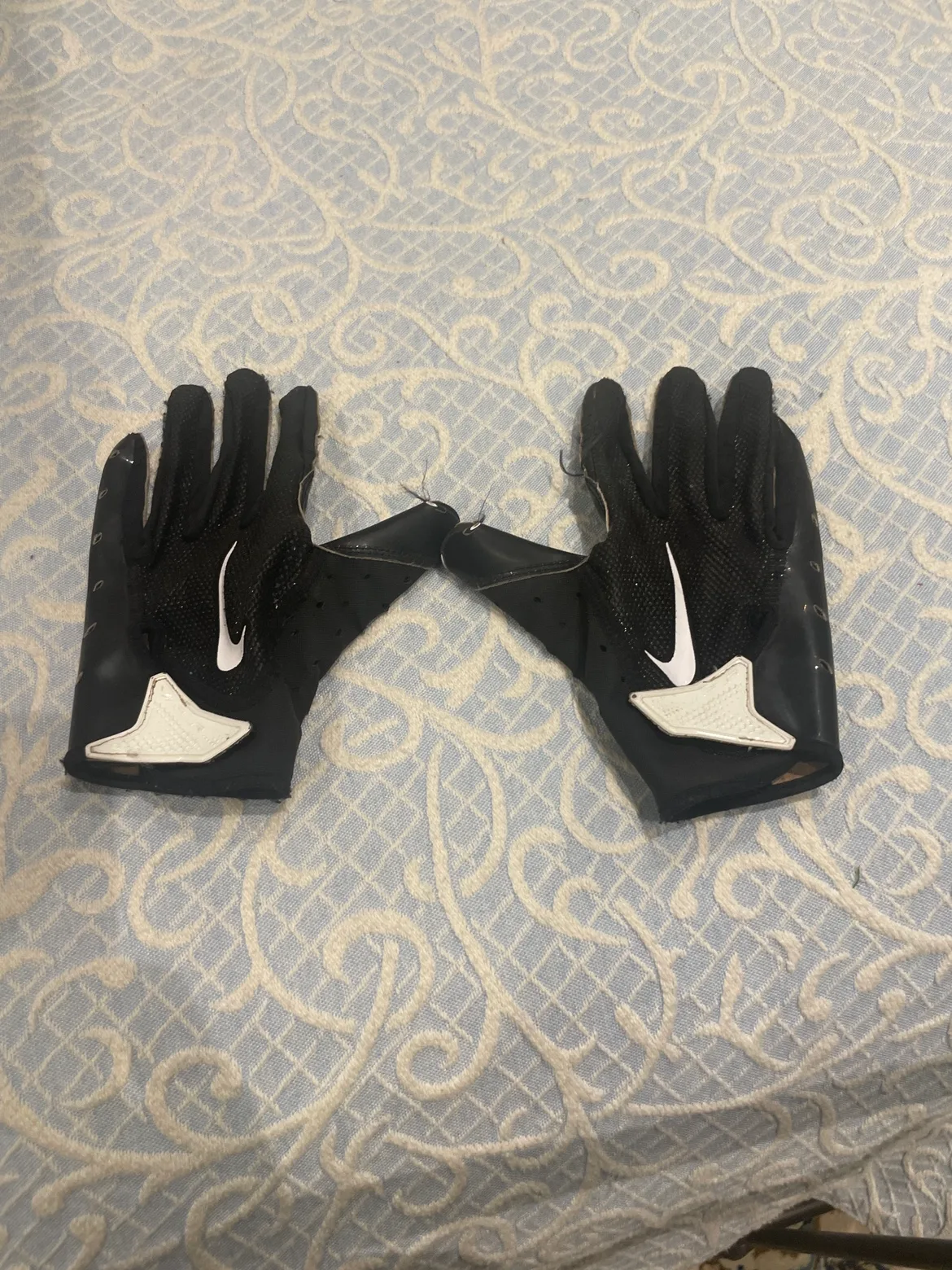 Nike Football Gloves (youth small) 🧡 thumbnail