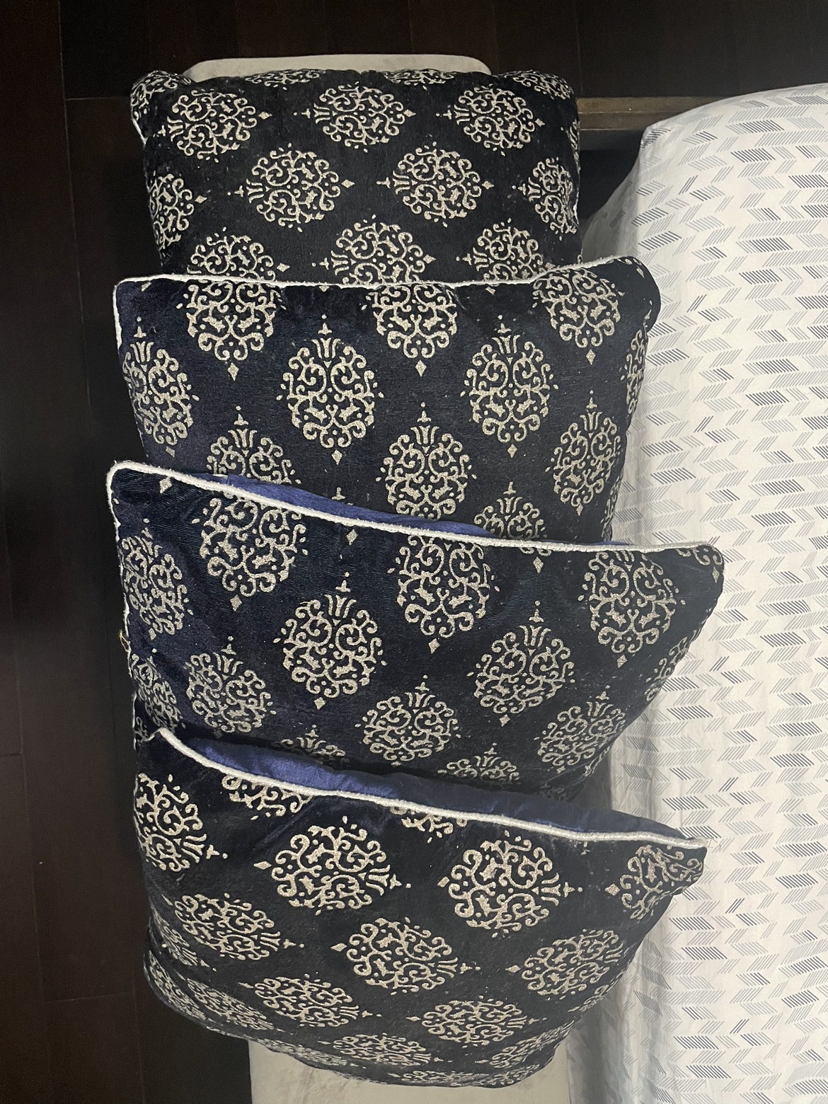 Set of 4 Throw Pillows - photo 2