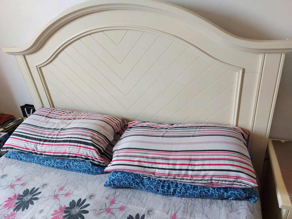 Queen-sized Bedroom Set - photo 2