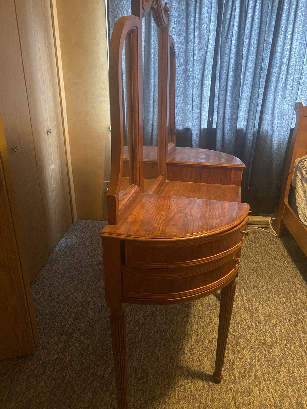 Antique makeup vanity. - photo 2