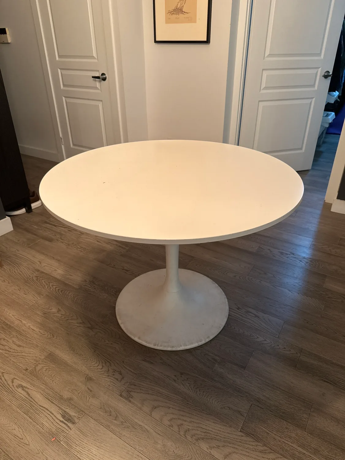 White Round Pedestal Table thumbnail