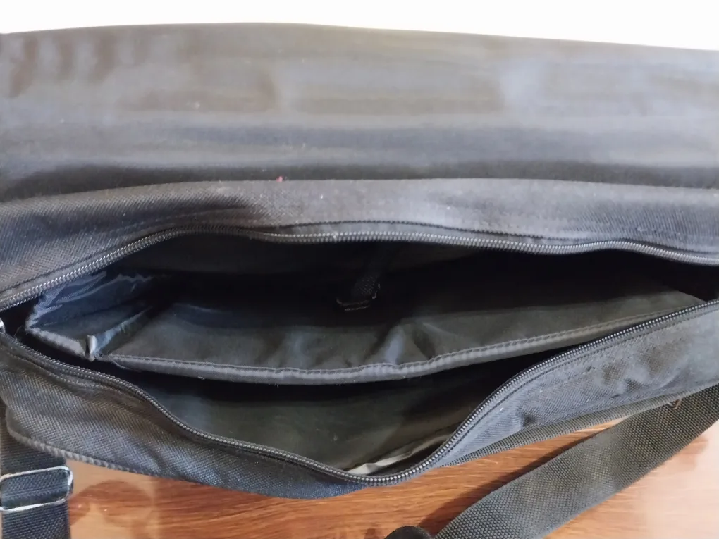 Arrow Hedge Black Messenger/Computer Bag. Firm price. image indicator(3)