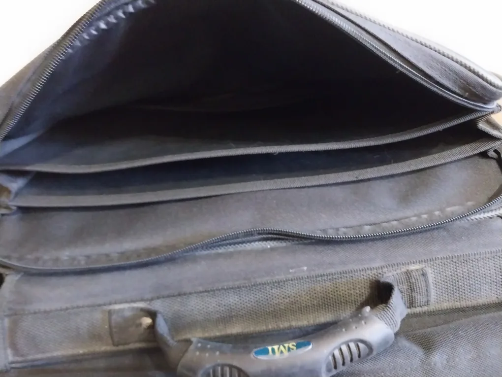 Arrow Hedge Black Messenger/Computer Bag. Firm price. image indicator(4)