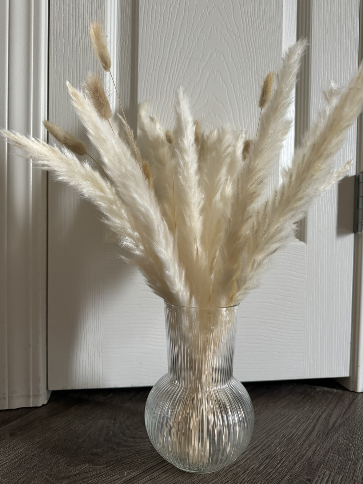 Very fluffy All white Pampas arrangement with glass vase - photo 3