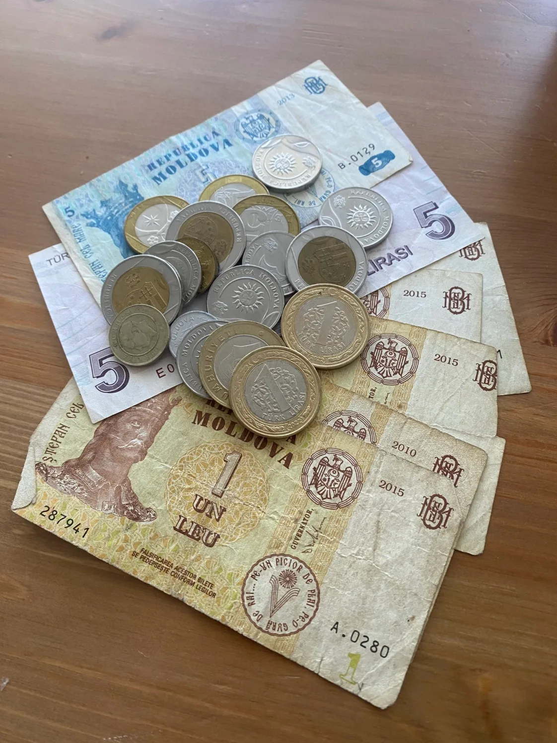 Foreign coins and banknotes thumbnail