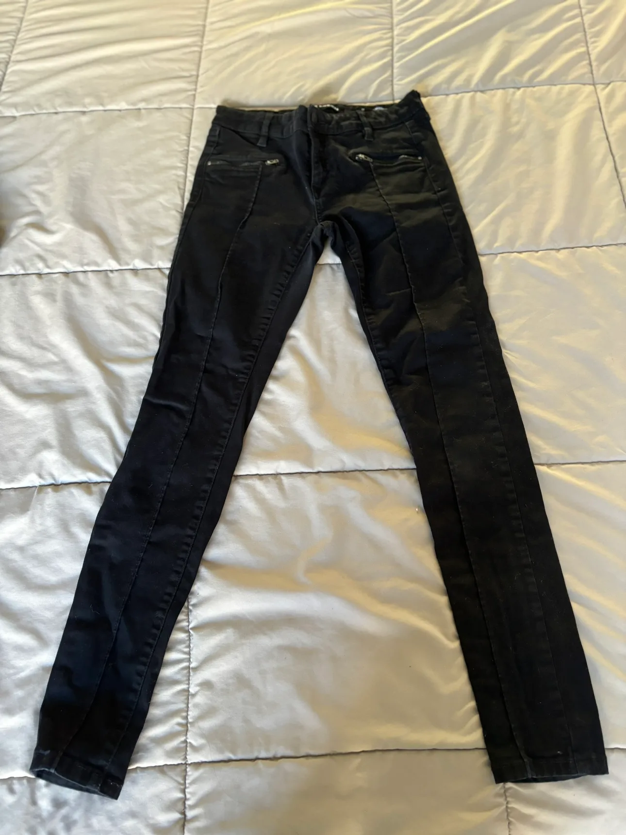 4 Stretch pants, Pull & bear, American Eagle x2, Joe Fresh image indicator(6)
