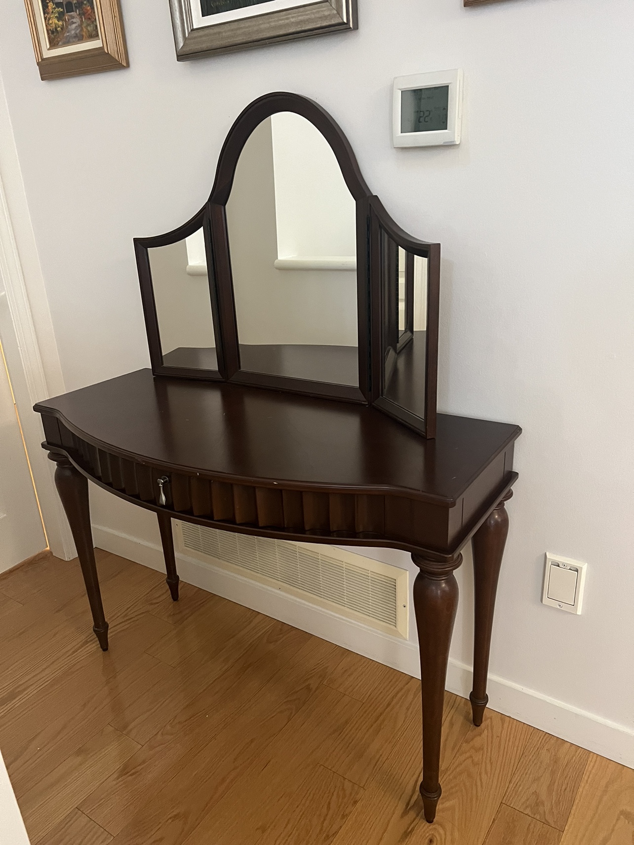 Bombay Vanity Table