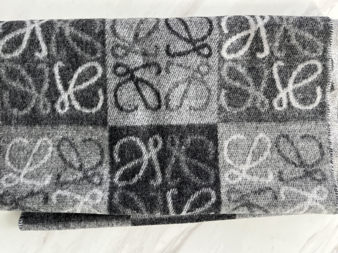Authentic Brand New LOEWE Anagram scarf - photo 3