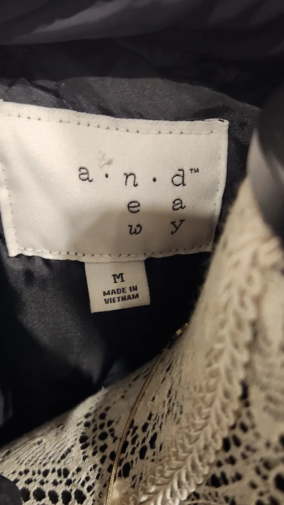 Women's Black Quilted Jacket Size M image indicator(3)