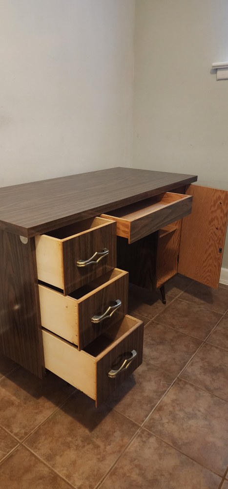 Desk - photo 3