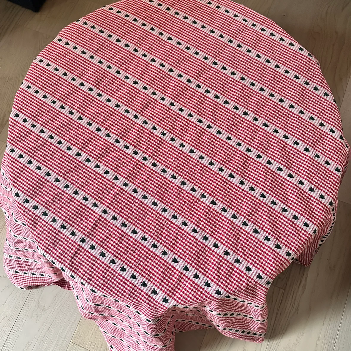 Vintage Red and White Gingham round table with Christmas trees image indicator(2)
