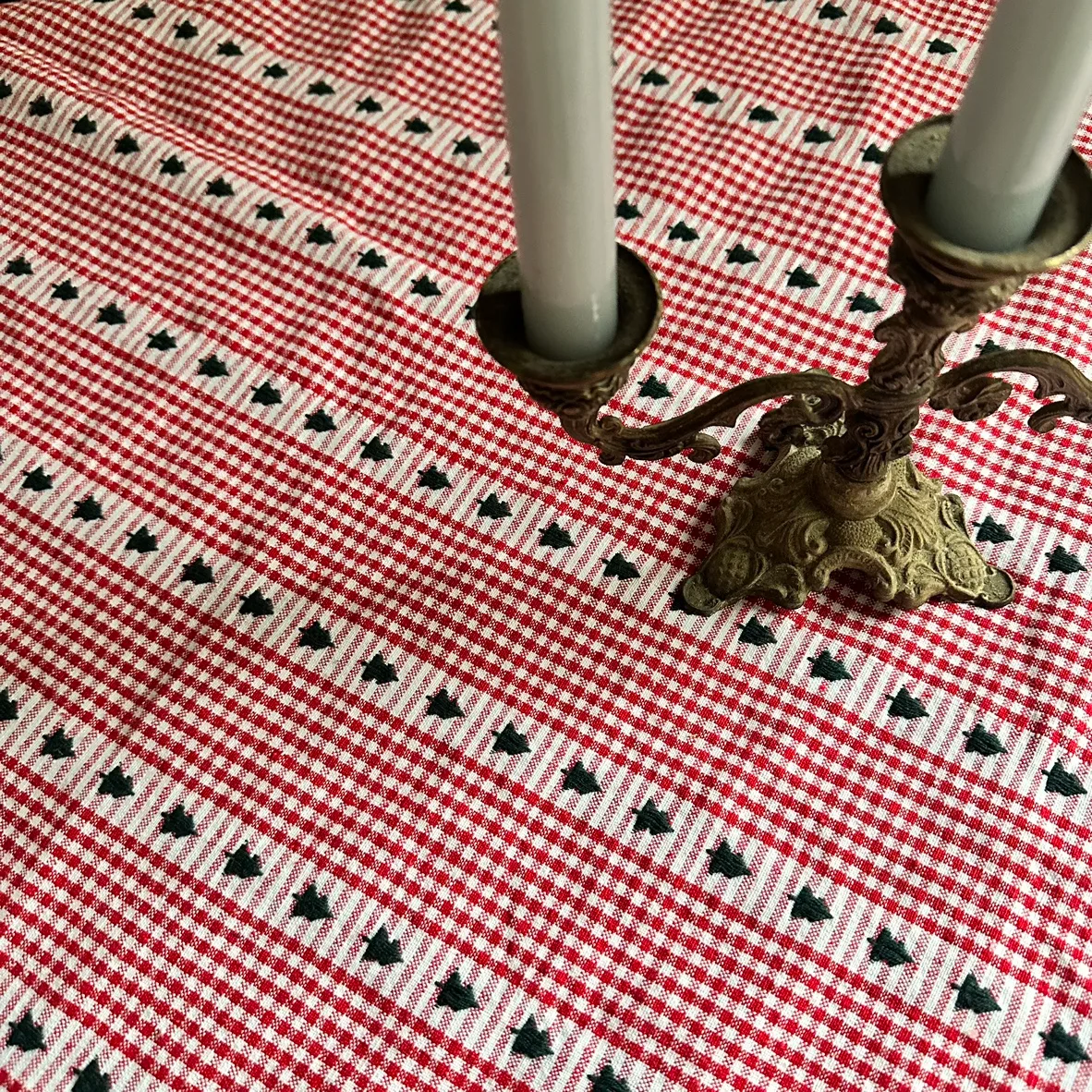 Vintage Red and White Gingham round table with Christmas trees image indicator(3)