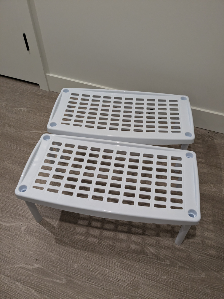 White plastic shelves/shoe rack - photo 2