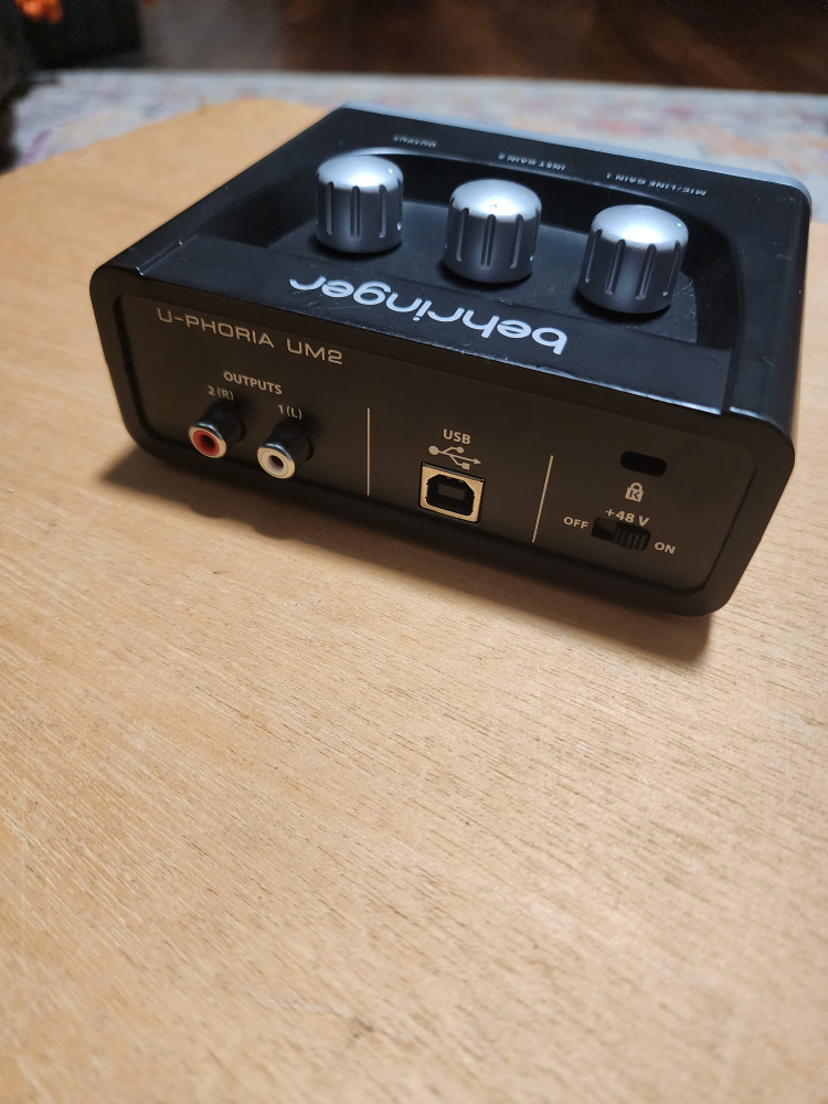 Behringer U-Phoria UM2 Audio Interface