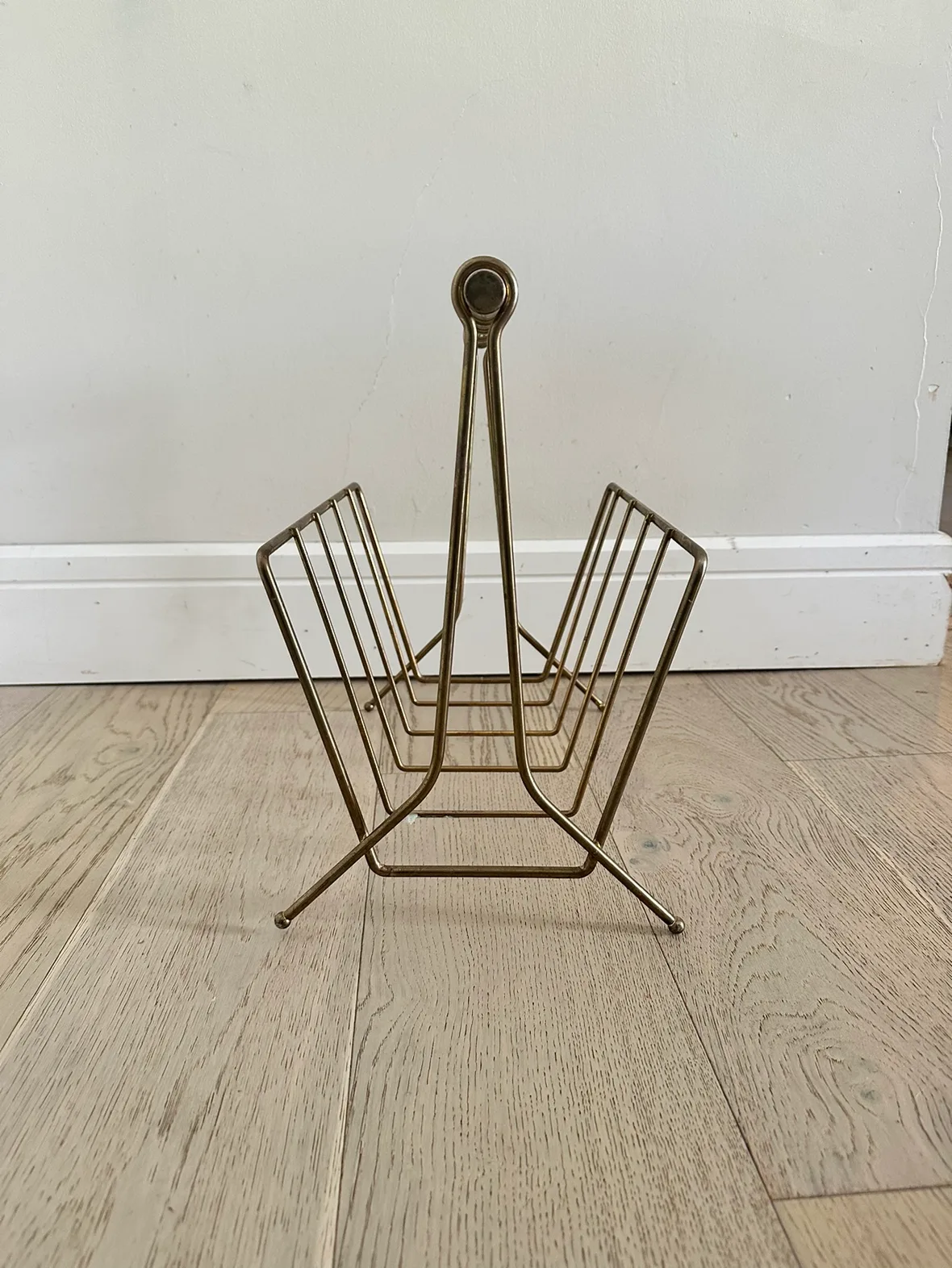 Mid-Century Magazine Rack image indicator(3)