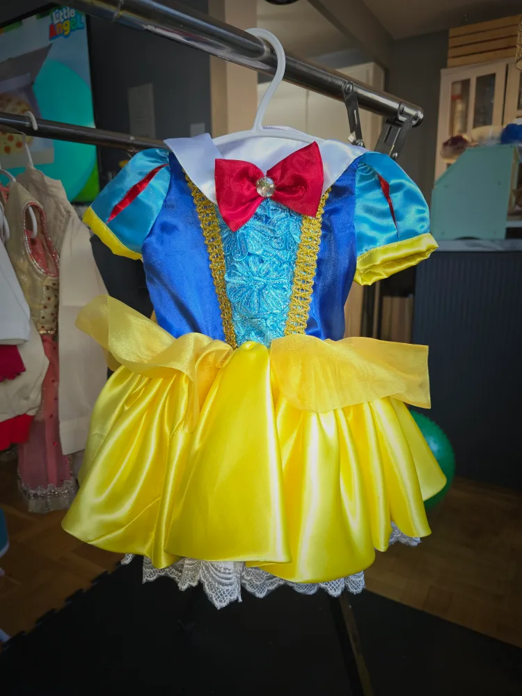 Snow White Costume image indicator(2)