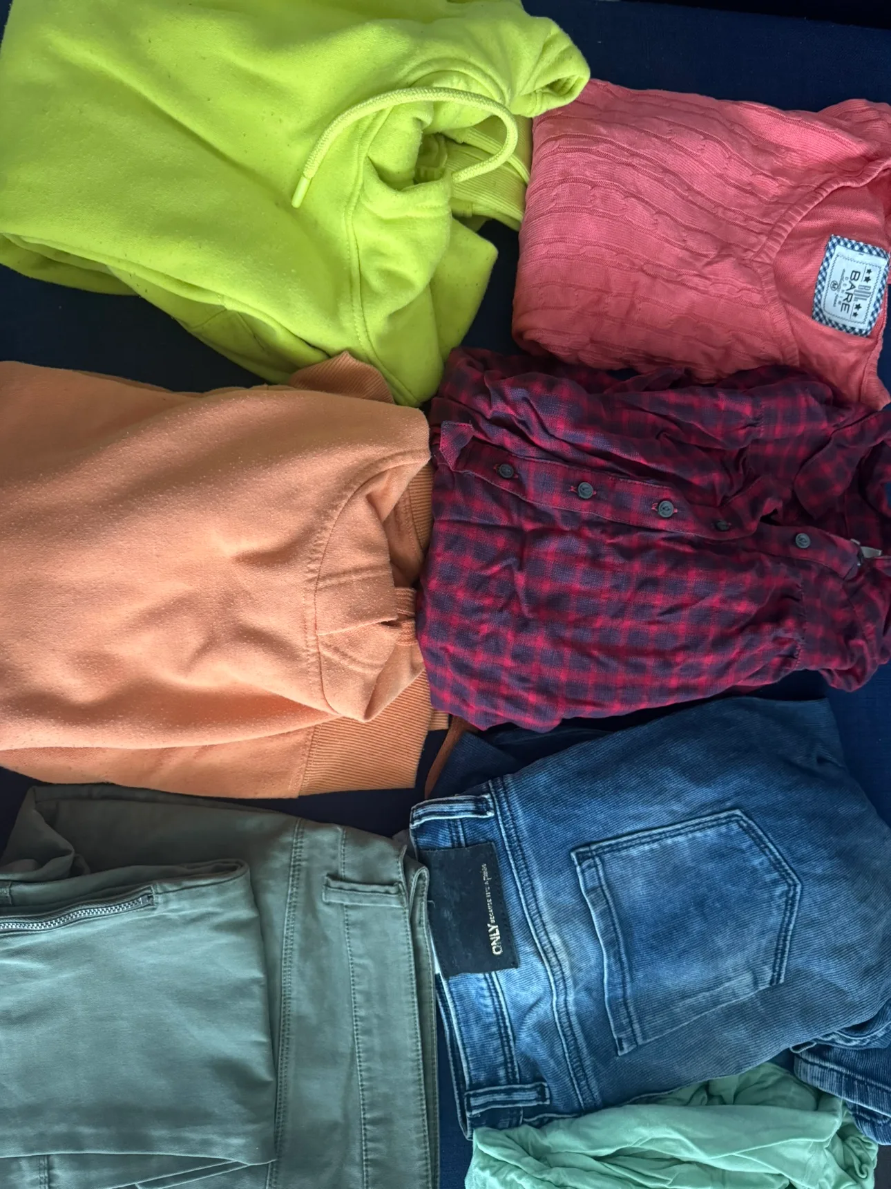 Bag of Sweatshirts and jeans & more thumbnail