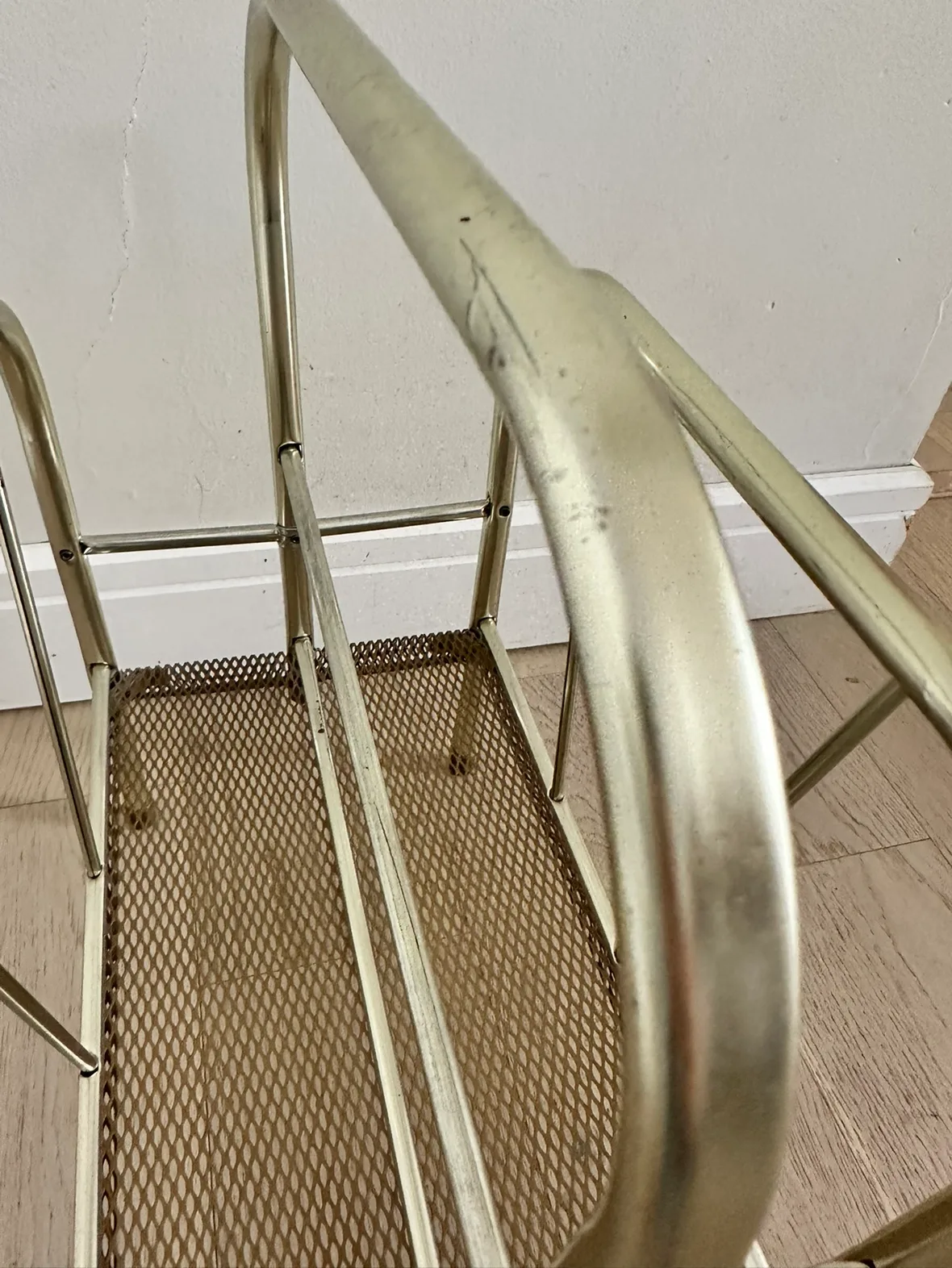 Mid-Century Magazine Rack image indicator(5)