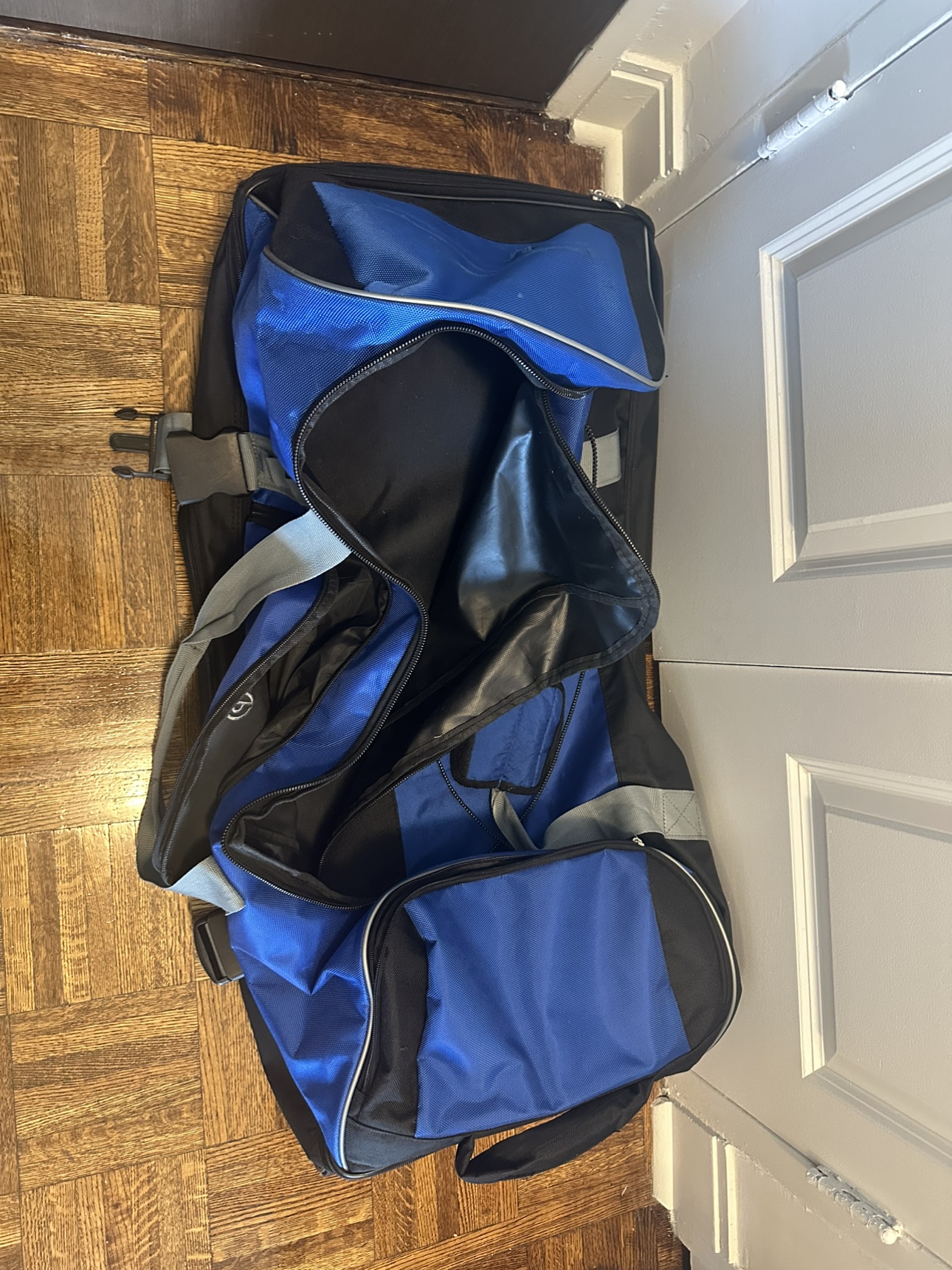 FREE - 3 rolling luggage - photo 5