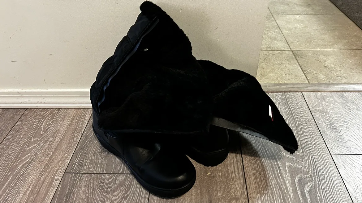 Women's Size 10 Black Boots image indicator(2)