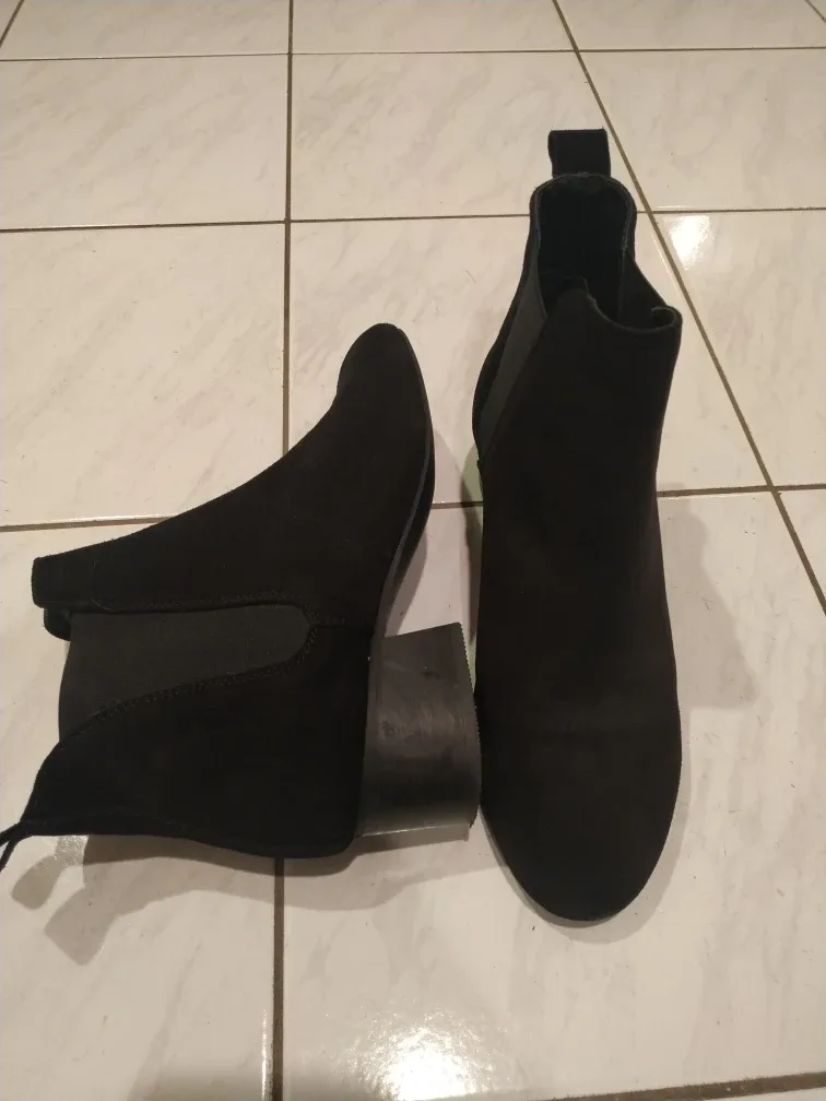 little burgundy Black Suede Ankle Boots size 6.5 image indicator(2)